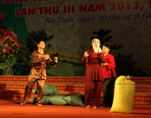 Tiểu phẩm "Phía sau nhung gấm" của đội Vĩnh Phúc Tiểu phẩm "Nụ cười nhà nông" của đội Hà Tĩnh Đội Hà Nội Tiểu phẩm "Hiến đất" của đội Nghệ An được ban giám khảo và khán giả đánh giá cao Phần thi "Ai giỏi hơn"