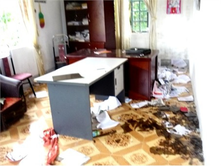 Phòng làm việc của UBND xã Yên Lộc bị các đối tượng quá khích đập phá