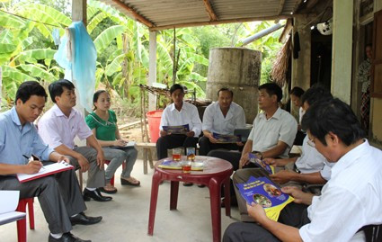 Các bác sỹ Trung tâm Y tế dự phòng tỉnh phát tờ rơi, tuyên truyền cho người dân xã Cẩm Quang (Cẩm Xuyên) về cách phòng chống bệnh cúm A/H5N1