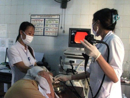 Bác sỹ Bệnh viện Đa khoa tỉnh nội soi thực quản - dạ dày cho bệnh nhân BHYT