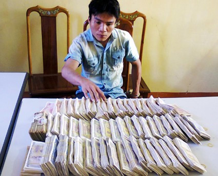 Đối tượng Dũng và tang vật tại công an thị xã Hồng Lĩnh