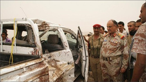 Bộ trưởng Quốc phòng Yemen, Nasir Ahmad (thứ hai từ phải sang) xem xét xe bán tải của phiến quân Al-Qaeda bị quân đội phá huỷ tại tỉnh Abyan (Ảnh: Reuters)
