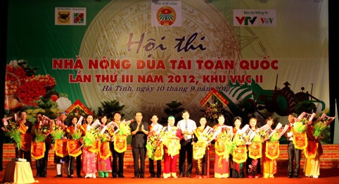 Bí thư Tỉnh ủy Nguyễn Thanh Bình, Phó chủ tịch Hội nông dân Việt Nam Lều Vũ Điều tặng hoa chúc mừng các đội tham gia hội thi Nhà nông đua tài