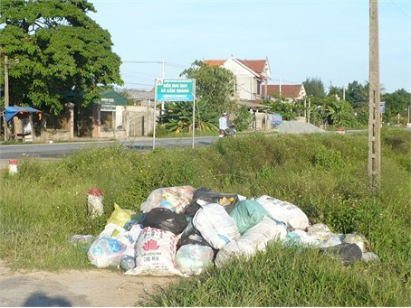 Dưới bảng chỉ dẫn vào trụ sở UBND xã Cẩm Quang cũng thành bãi rác
