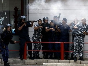 Cảnh sát Tunisia cũng thiệt hại nặng khi giải tán người biểu tình (Nguồn: AFP)