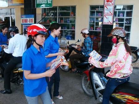 ĐVTN T.P Hà Tĩnh tham gia phát tờ rơi tuyên truyền tại các tuyến đường giao thông.