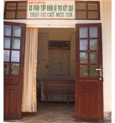 Phòng giao dịch một cửa "tịnh" không một bóng người ...Và Phòng chủ tịch xã vắng hoe do chủ nhân bỏ giờ làm đi... uống nước... tiếp khách ! (ảnh chụp lúc 10h 15 phút ngày 10/9/2012)