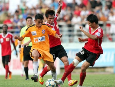 Cầu thủ người Cẩm Xuyên hiện là một trong những nhân tố quan trọng trong hàng phòng ngự của V. Ninh Bình Cầu thủ người Cẩm Xuyên hiện là một trong những nhân tố quan trọng trong hàng phòng ngự của V. Ninh Bình