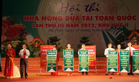 Phần thi Lời chào nông dân của đội Hà Tĩnh và đội Nghệ An