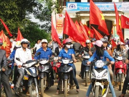 ĐVTN diễn hành tuyên truyền, phổ biến, giáo dục pháp luật An toàn giao thông.