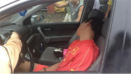 Huy Hoàng đã để lại hình ảnh rất xấu trong mắt người hâm mộ sau sự cố ngày 7/9 vừa qua ở Thanh Hoá. Ảnh: VSI Huy Hoàng đã để lại hình ảnh rất xấu trong mắt người hâm mộ sau sự cố ngày 7/9 vừa qua ở Thanh Hoá. Ảnh: VSI