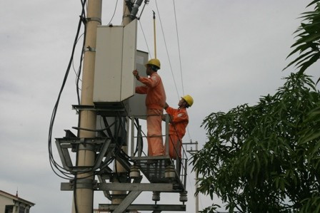 Nhân viên tổ quản lý đường dây 472, điện lực thành phố Hà Tĩnh cắt điện cao thế để tra chì tại trạm biến áp Trần Phú 4 Nhân viên tổ quản lý đường dây 472, điện lực thành phố Hà Tĩnh cắt điện cao thế để tra chì tại trạm biến áp Trần Phú 4