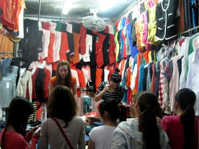 Hàng Trung Quốc vừa đẹp lại rẻ nên thu hút đông đảo khách hàng trẻ Hàng Trung Quốc vừa đẹp lại rẻ nên thu hút đông đảo khách hàng trẻ