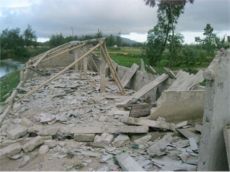 Hệ thống chuồng trại của gia đình anh Tỵ bị đập phá tan tành