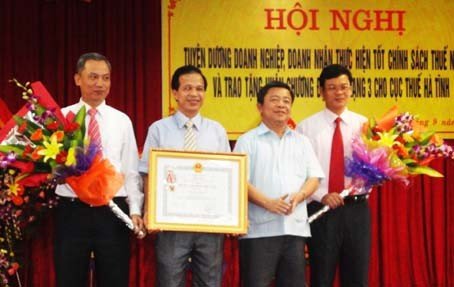 Chủ tịch UBND tỉnh Võ Kim Cự trao tặng Huân chương Độc lập hạng III cho ngành thuế Hà Tĩnh.