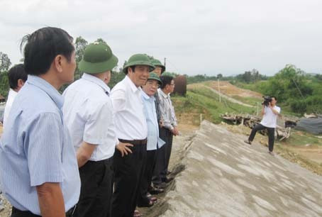 ... kiểm tra cống Đức Xá...