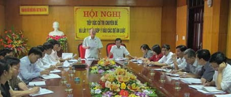 Phó trưởng Đoàn ĐBQH tỉnh Trần Tiến Dũng chủ trì hội nghị.