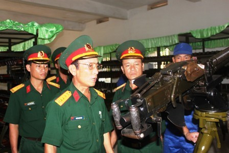 Lãnh đạo phòng kỹ thuật kiểm tra việc thực hiện công tác bảo quản, bảo dưỡng, sửa chữa, niêm cất vũ khí trang bị kỹ thuật tại đơn vị