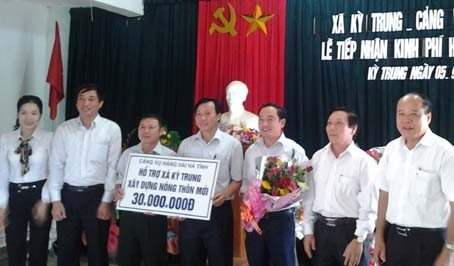 Lãnh đạo Cảng vụ Hàng hải Hà Tĩnh trao quà hỗ trợ xã Kỳ Trung xây dựng NTM