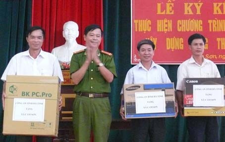 Lãnh đạo Công an tỉnh trao quà hỗ trợ xã Cẩm Sơn xây dựng NTM