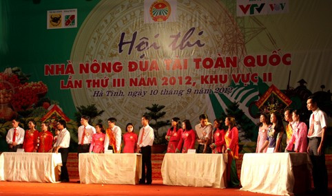 Tiểu phẩm "Phía sau nhung gấm" của đội Vĩnh Phúc Tiểu phẩm "Nụ cười nhà nông" của đội Hà Tĩnh Đội Hà Nội Tiểu phẩm "Hiến đất" của đội Nghệ An được ban giám khảo và khán giả đánh giá cao Phần thi "Ai giỏi hơn"