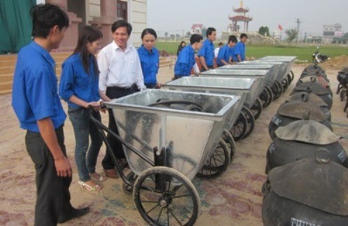 Tỉnh Đoàn Hà Tĩnh hỗ trợ phương tiện thu gom rác thải cho nông dân
