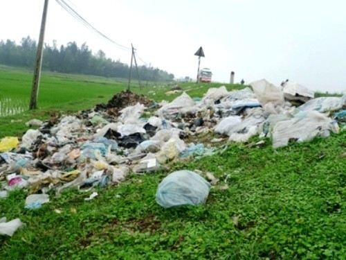 Rác thải được người dân đổ ra lề đường QL 1A tại huyện Cẩm Xuyên