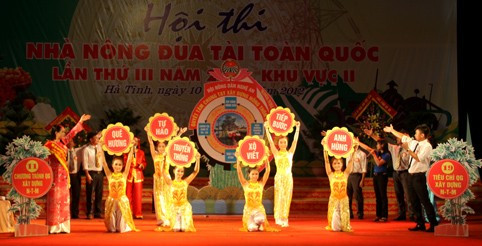 Phần thi Lời chào nông dân của đội Hà Tĩnh và đội Nghệ An