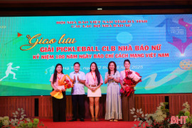 Trao giải cho các VĐV tham gia Giải Pickleball CLB Nhà báo nữ
