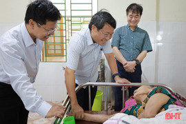 Phó Chủ tịch UBND tỉnh thăm hỏi, tặng quà người có công