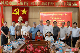 Hội Doanh nghiệp doanh nhân Hà Tĩnh tại Hà Nội tặng quà tri ân các Mẹ Việt Nam anh hùng