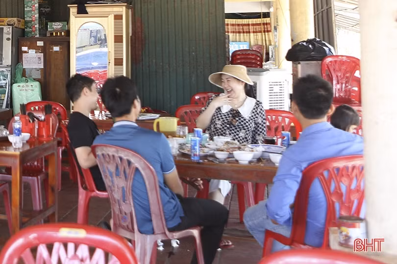 Chủ nhà hàng tại các khu du lịch biển Hà Tĩnh phấn khởi vì “thắng đậm”
