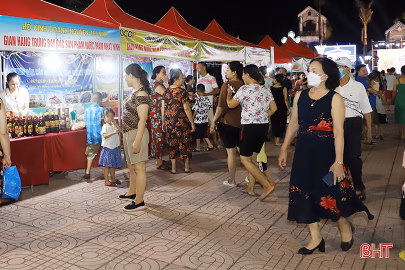 Rộn ràng mua sắm tại phiên chợ quảng bá sản phẩm nông nghiệp Hà Tĩnh