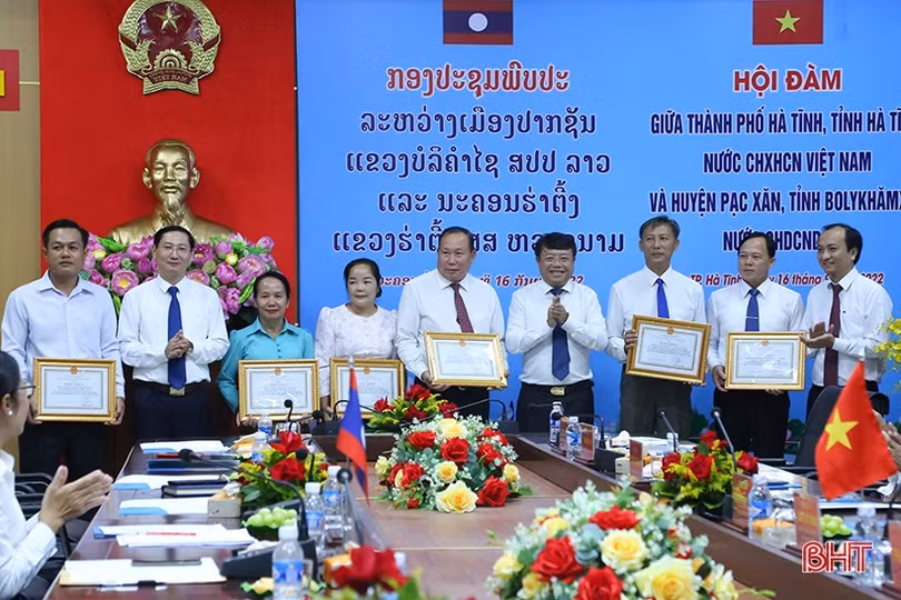 Tiếp tục vun đắp mối quan hệ hữu nghị giữa TP Hà Tĩnh và huyện Pạc Xăn