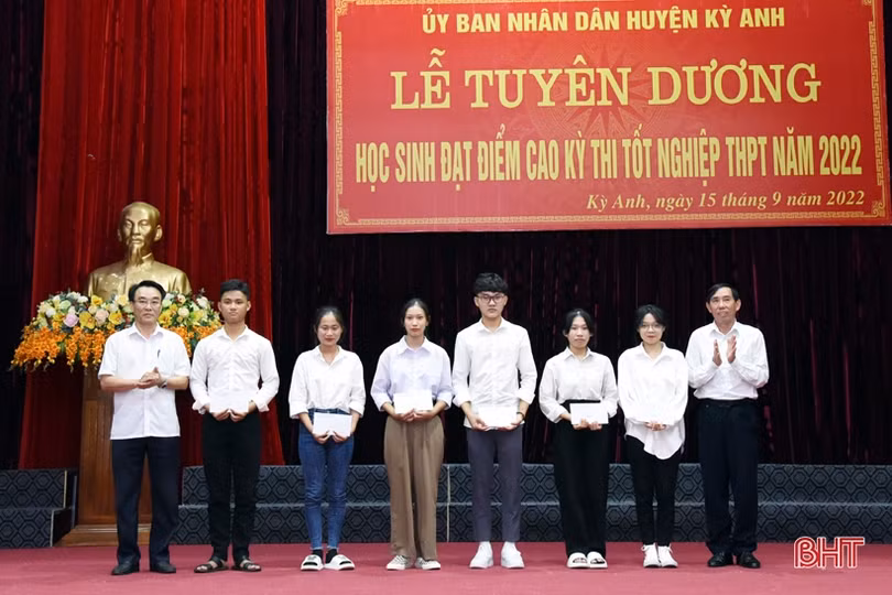 Huyện Kỳ Anh tuyên dương 37 học sinh đạt điểm cao kỳ thi tốt nghiệp THPT
