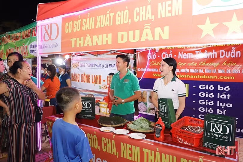 Rộn ràng mua sắm tại phiên chợ quảng bá sản phẩm nông nghiệp Hà Tĩnh