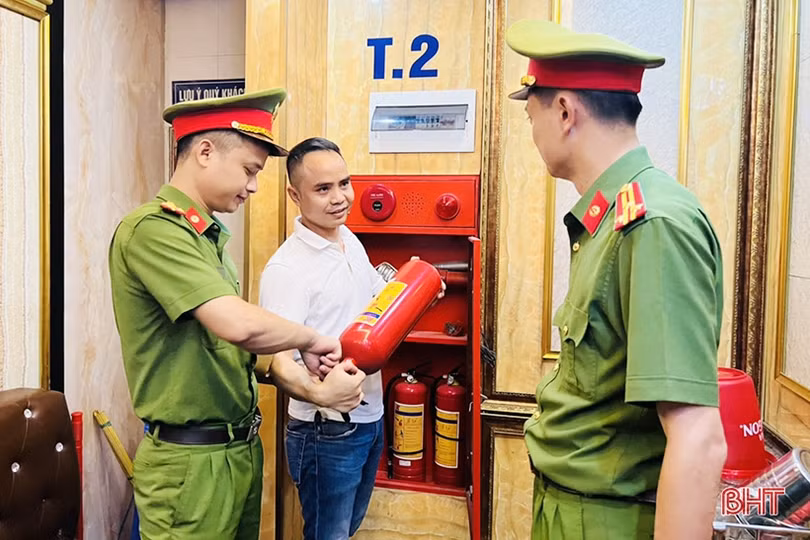 Cảnh sát PCCC Công an Hà Tĩnh kiểm tra hoạt động kinh doanh dịch vụ karaoke ở Đức Thọ