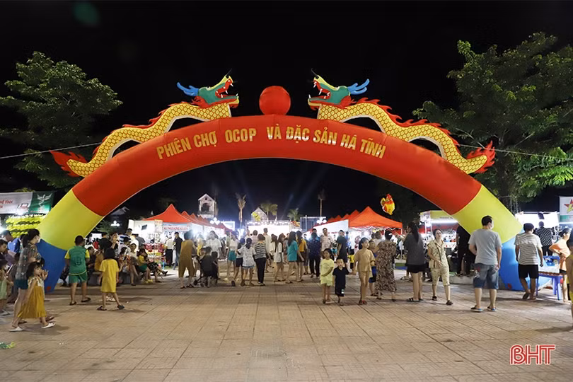 Rộn ràng mua sắm tại phiên chợ quảng bá sản phẩm nông nghiệp Hà Tĩnh