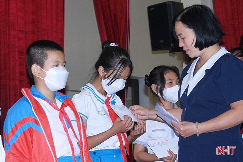 Trao 100 suất học bổng cho trẻ em khó khăn ở Nghi Xuân và Vũ Quang