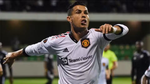 Ronaldo ghi bàn thứ 699, kỷ lục 740 trận thắng