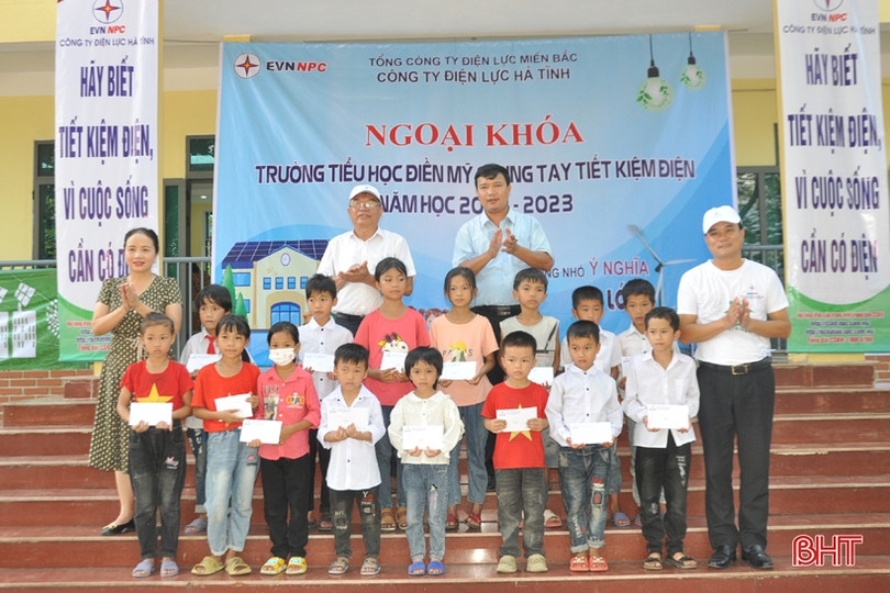 Học sinh huyện miền núi Hương Khê học cách tiết kiệm điện