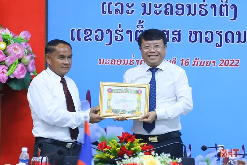 Tiếp tục vun đắp mối quan hệ hữu nghị giữa TP Hà Tĩnh và huyện Pạc Xăn