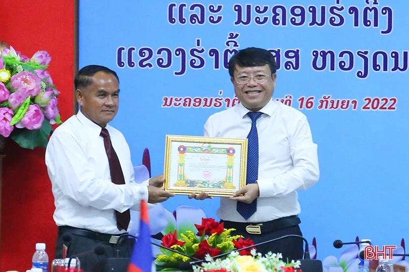 Tiếp tục vun đắp mối quan hệ hữu nghị giữa TP Hà Tĩnh và huyện Pạc Xăn