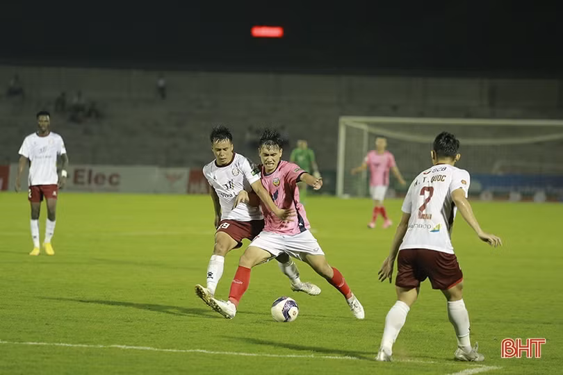 Hồng Lĩnh Hà Tĩnh tự làm khó mình trong cuộc đua trụ hạng