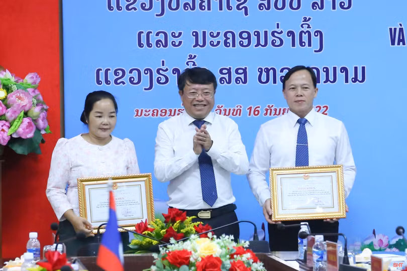 Tiếp tục vun đắp mối quan hệ hữu nghị giữa TP Hà Tĩnh và huyện Pạc Xăn