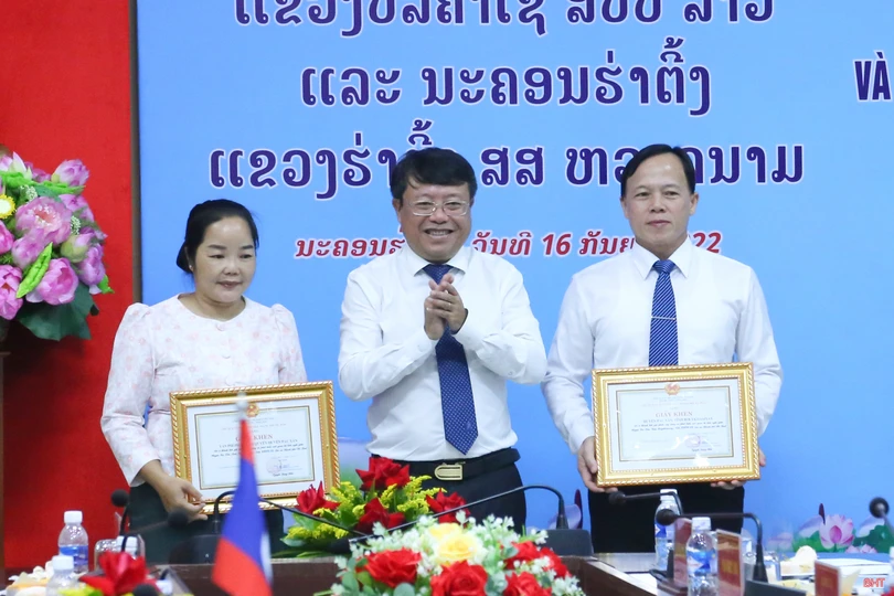 Tiếp tục vun đắp mối quan hệ hữu nghị giữa TP Hà Tĩnh và huyện Pạc Xăn