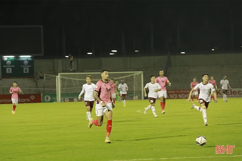 Hồng Lĩnh Hà Tĩnh tự làm khó mình trong cuộc đua trụ hạng