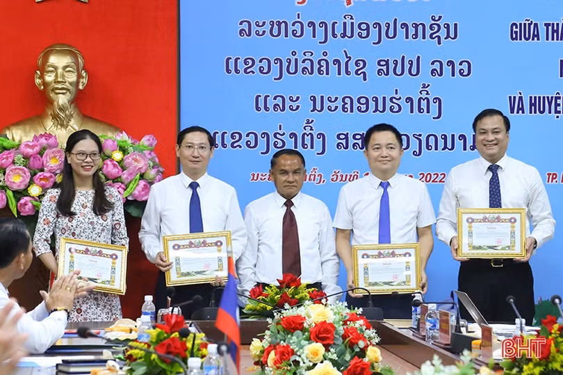 Tiếp tục vun đắp mối quan hệ hữu nghị giữa TP Hà Tĩnh và huyện Pạc Xăn