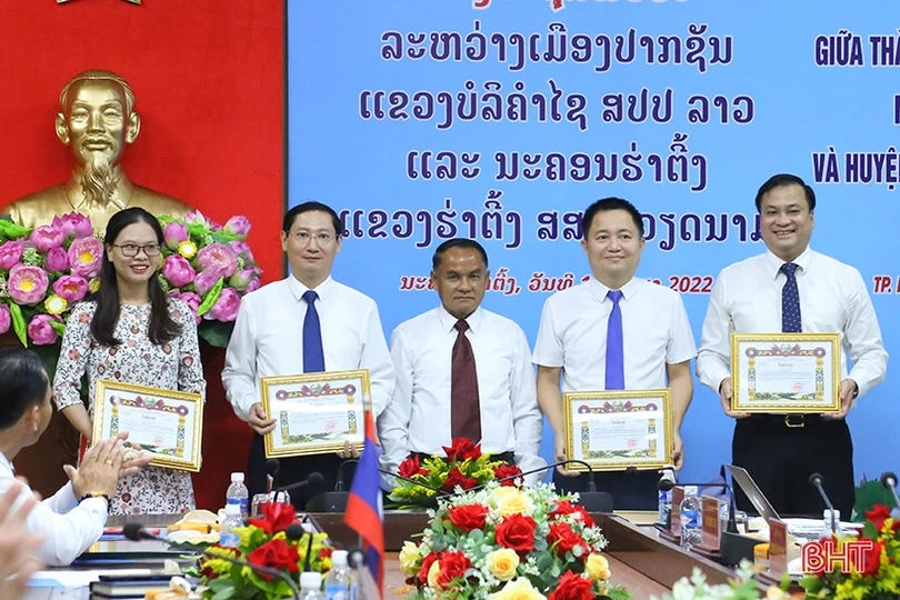 Tiếp tục vun đắp mối quan hệ hữu nghị giữa TP Hà Tĩnh và huyện Pạc Xăn