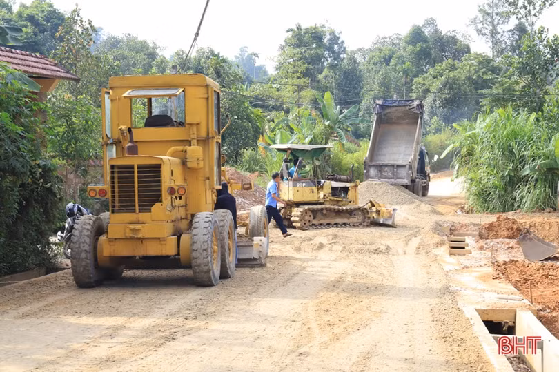 Đẩy nhanh thi công tuyến đường 23 tỷ đồng ở xã phấn đấu đạt chuẩn NTM nâng cao